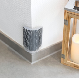 Угловая массажная щетка для кошек TRIXIE